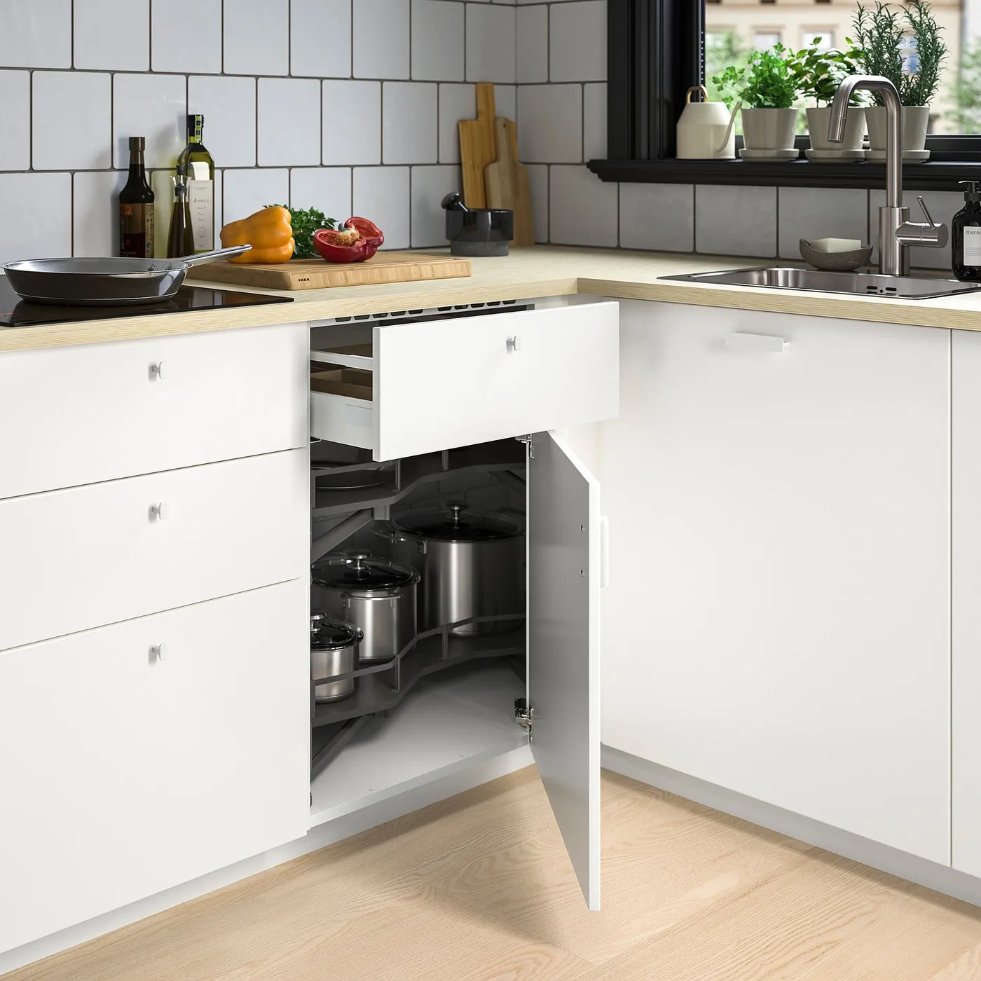 Weiße IKEA-Küche mit geöffnetem Eckunterschrank