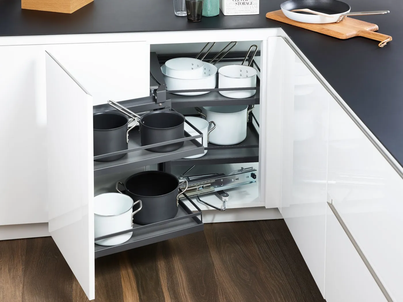 Magic Corner mit Körben in einem weißen Eckschrank