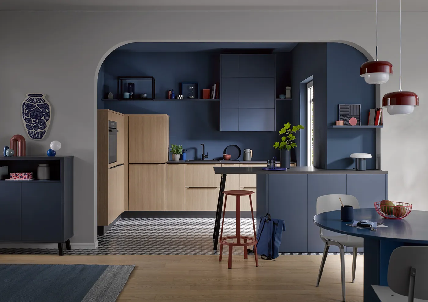 Kurze Theke mit Barhocker in blauer Küche