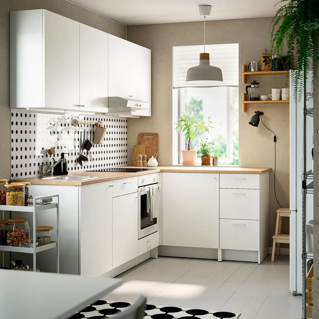 Weiße IKEA KNOXHULT Eckküche in L-Form mit Backofen am Fenster
