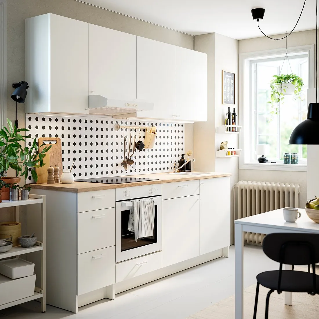 Weiße IKEA KNOXHULT Küchenzeile mit Arbeitsplatte in Eichenoptik und Hängeschränken