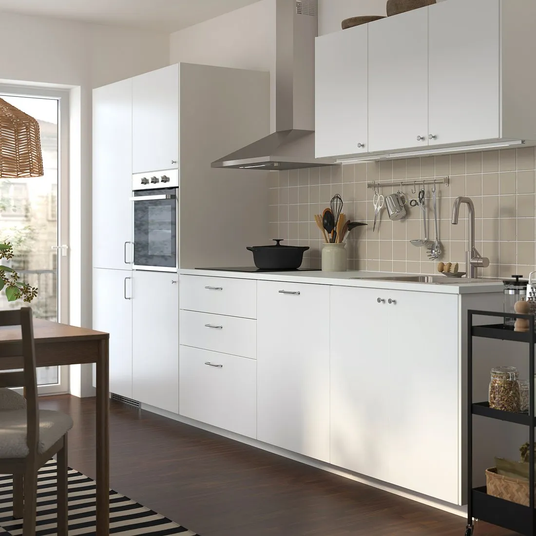 Weiße IKEA METOD Küche mit Hochschränken, Dunstabzug und Esstisch