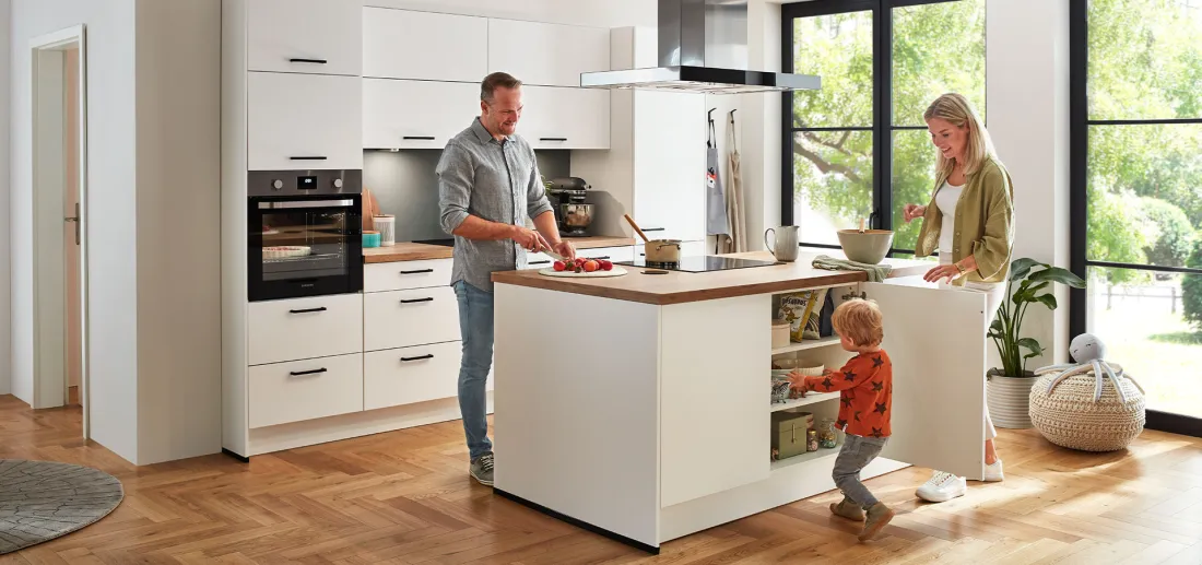 nobilia elements Küche mit Kochinsel und Backofen im Hochschrank
