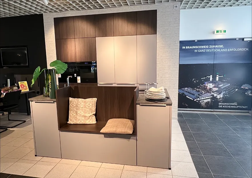 Musterring Küche mit Insel und Sitzbank bei Küchen Aktuell Hamburg-Halstenbek