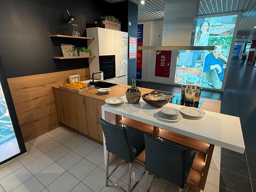 Nolte Küche in Holzoptik mit Theke bei Küchen Aktuell Hannover