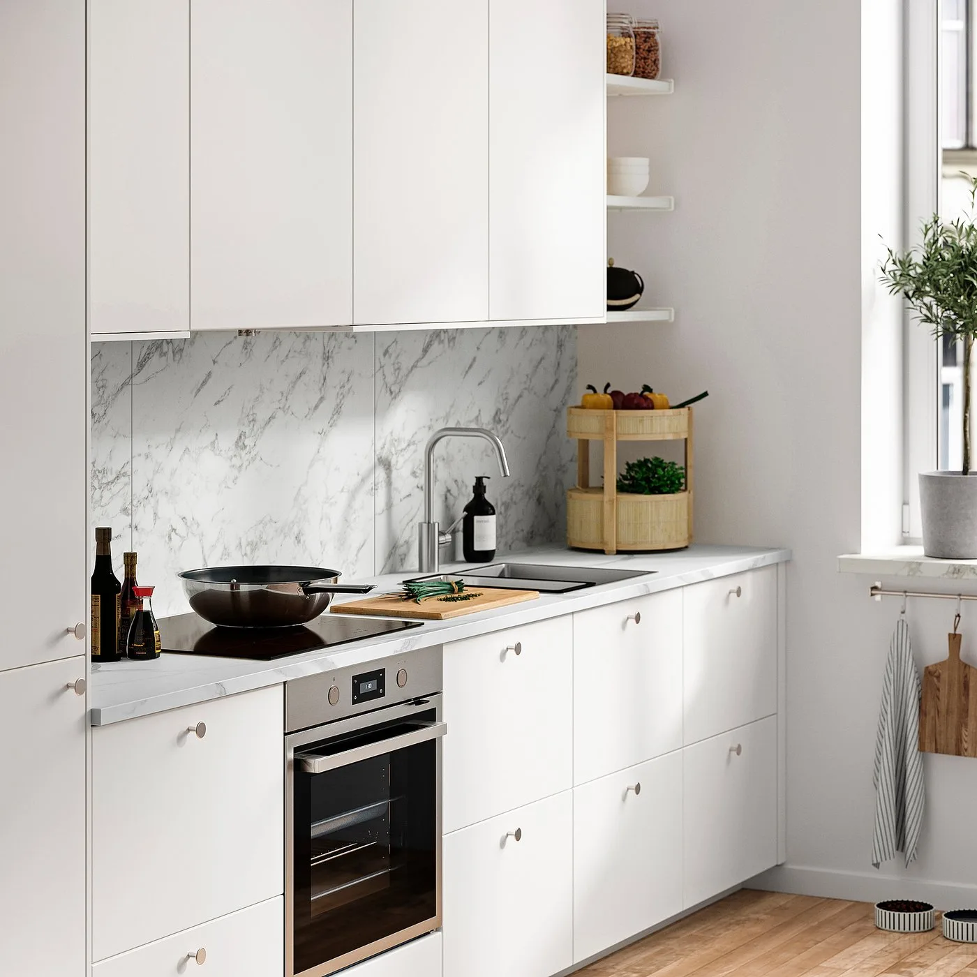 Weiße IKEA Küchenzeile mit Marmor-Wandpaneel