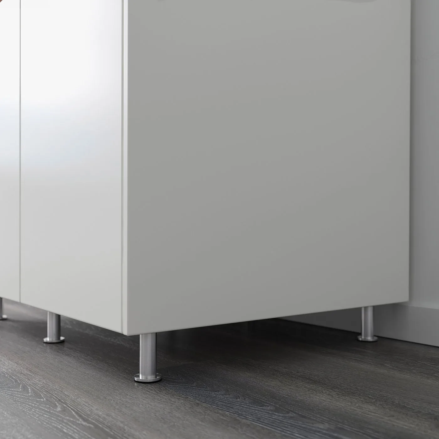 Weißer Unterschrank auf sichtbaren Edelstahlbeinen