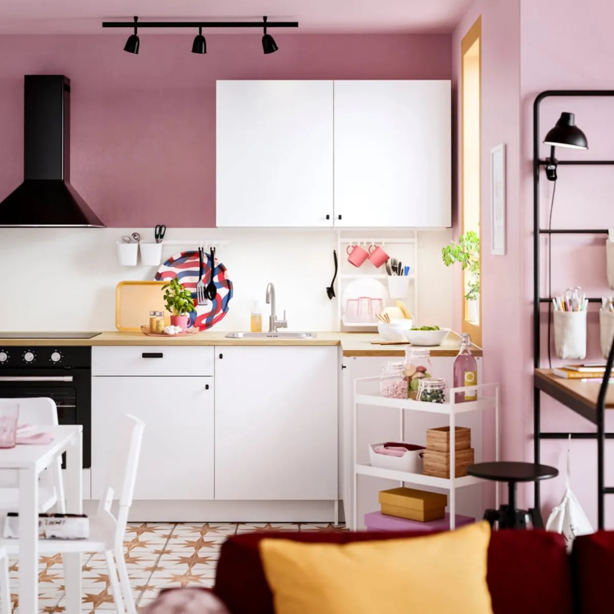Weiße IKEA KNOXHULT Küchenzeile mit Holzarbeitsplatte