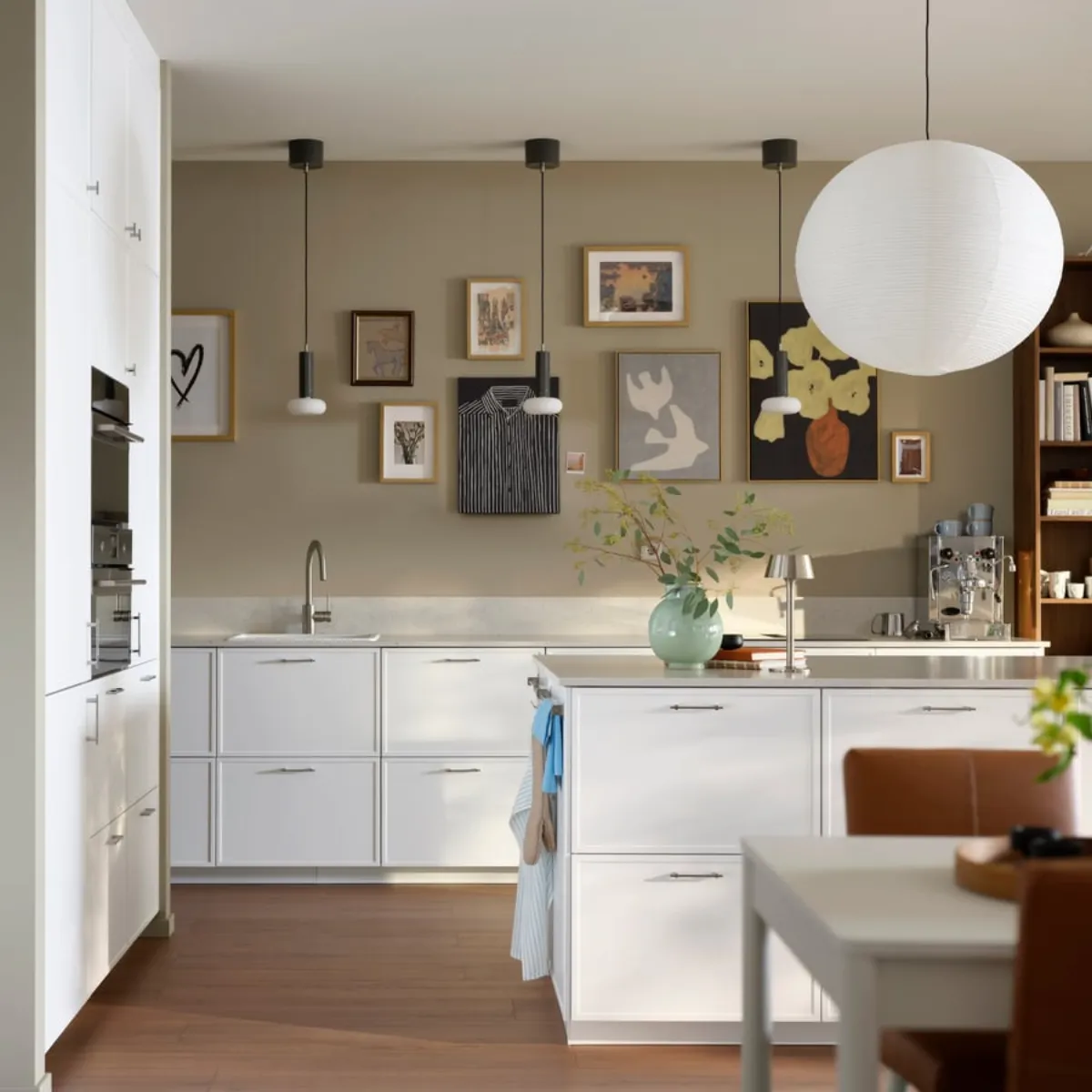 IKEA METOD Küche mit mattweißen ASPUDDEN-Fronten und Kücheninsel