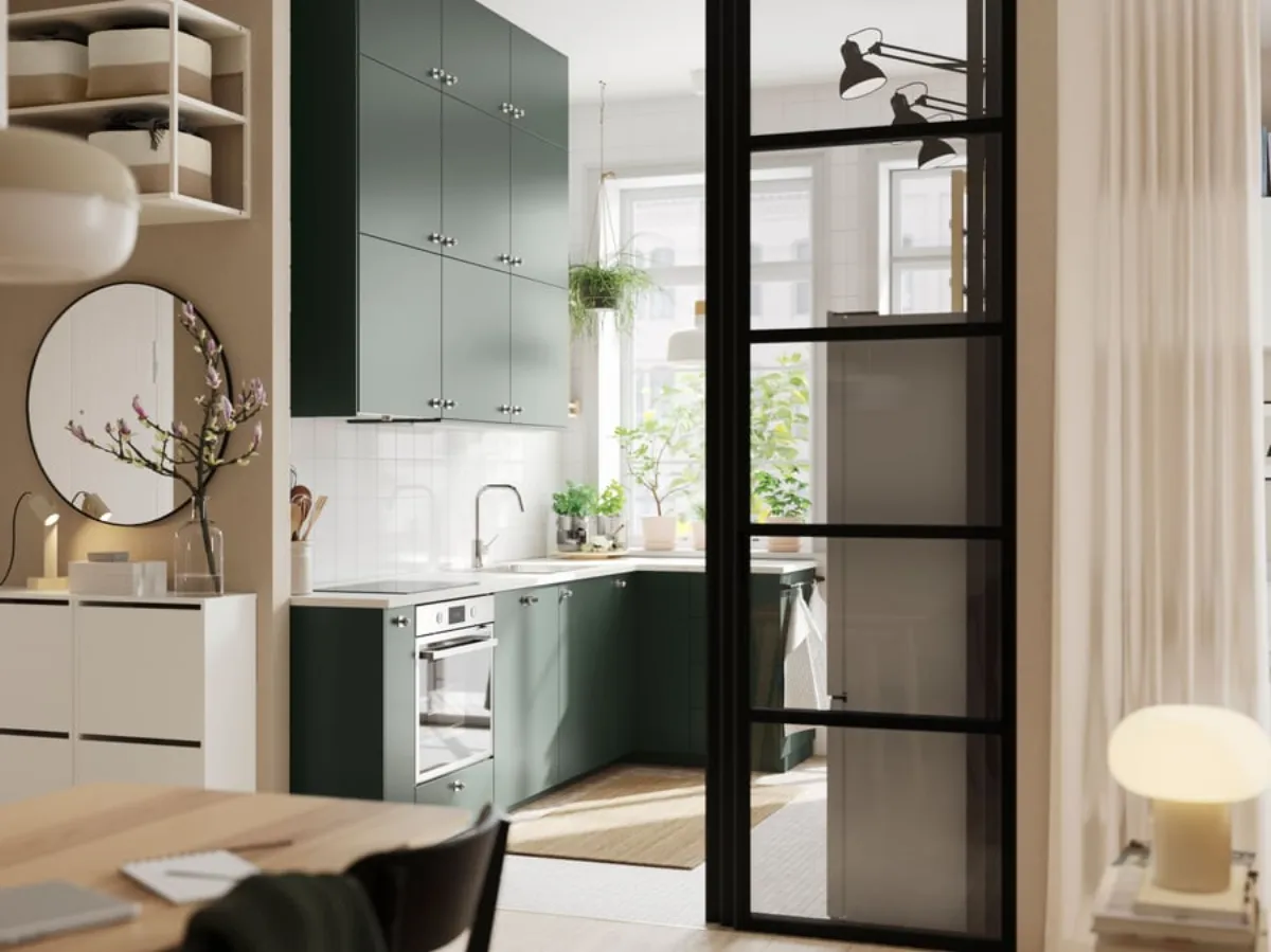 Offene IKEA METOD Küche mit dunkelgrünen HAVSTORP-Fronten