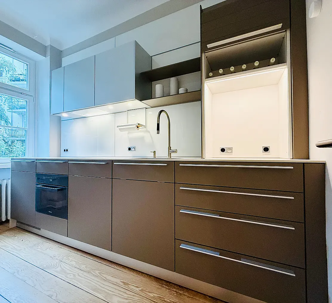Graubraune bulthaup Küchenzeile mit Hochschrank-Nische im Altbau
