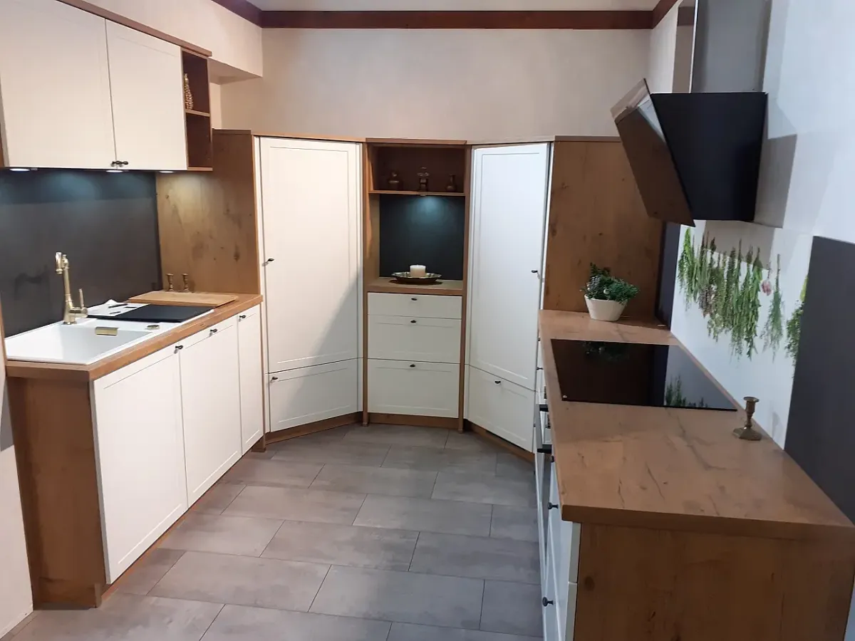 Weiße Landhausküche mit Eichen-Arbeitsplatte
