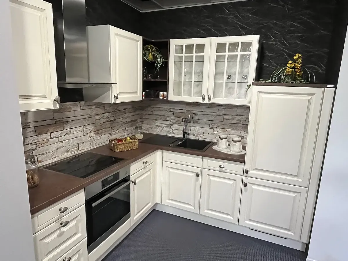 nobilia Landhausküche in Creme mit Kassettenfronten und Vitrine