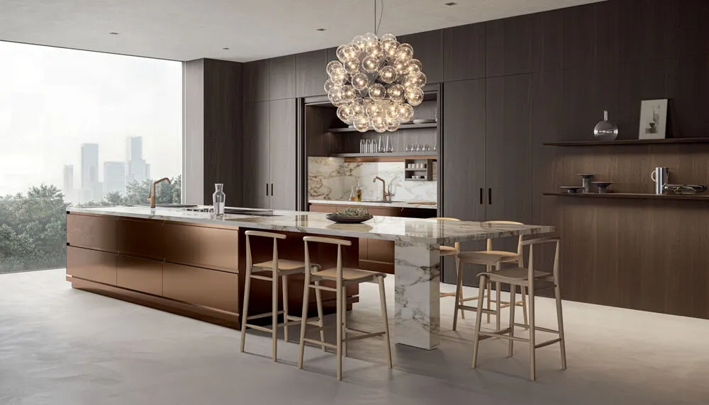 Arclinea Convivium Küche mit Bronzeinsel, Marmor und Designleuchte