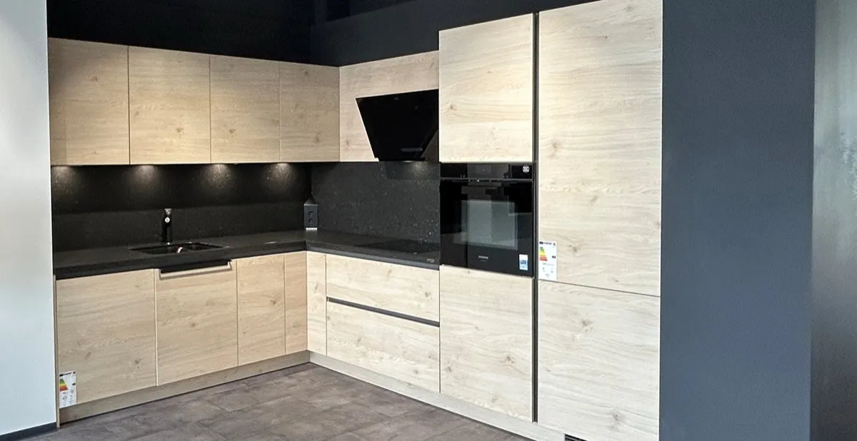 L-Küche in heller Holzoptik mit Steinplatte, Marquardt Abverkaufsküche DON10