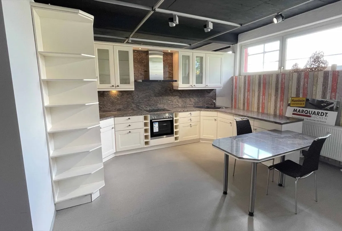 Weiße U-Küche im Landhausstil, Marquardt Abverkaufsküche FMN012 in Mannheim