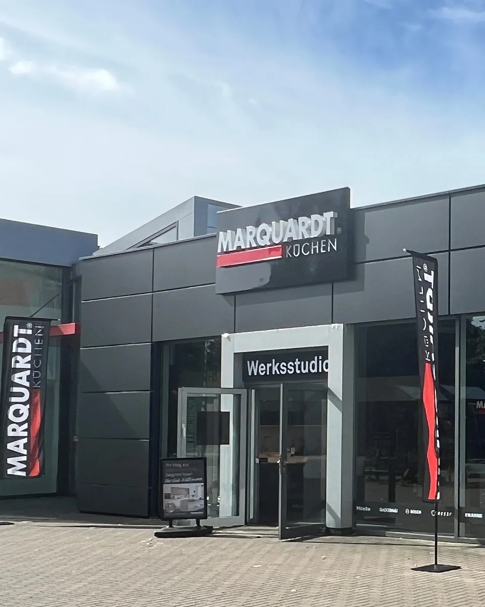 Außenansicht eines Marquardt-Werksstudios mit Firmenschild