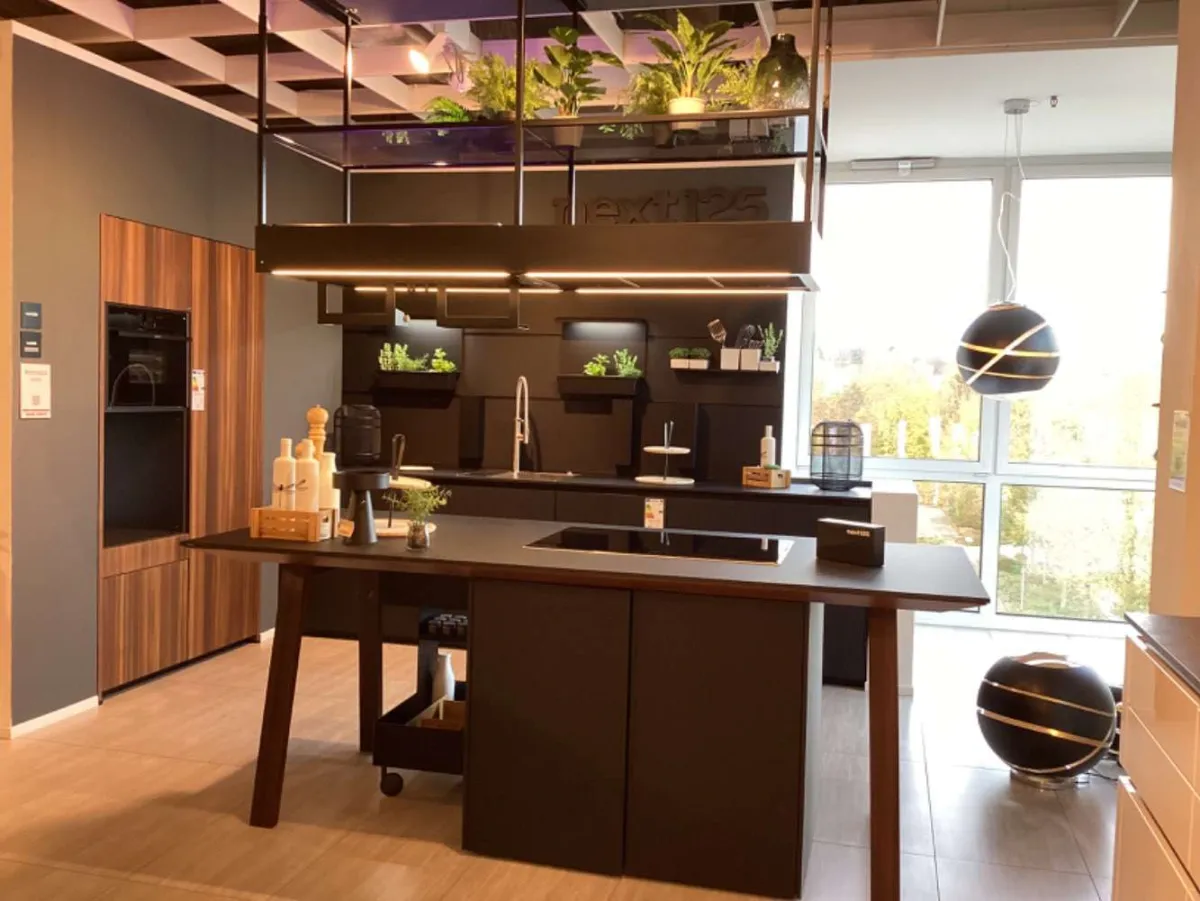 next125 Küche mit Insel in Holz und Schwarz bei Möbel Martin Zweibrücken