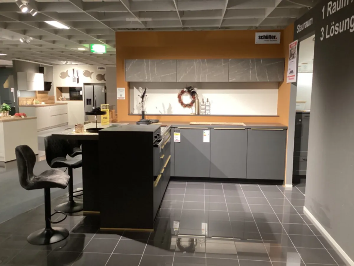Schüller Arosa Küche mit Theke und Kochinsel bei Möbel Martin Meisenheim