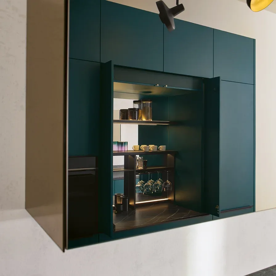 next125 NX 914 Spiegelglas-Front in Petrol, geöffneter Hängeschrank mit reflektierender glänzender Oberfläche