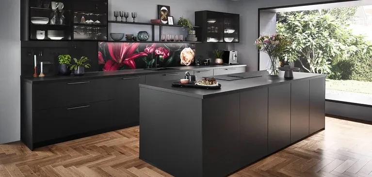 nobilia Touch 340 in Schwarz matt mit Kochinsel und offenen Regalen