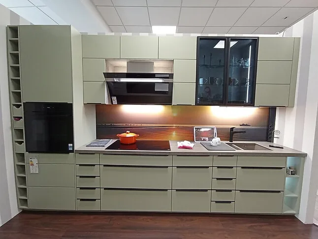 Nolte Softlack Ausstellungsküche in Avocado mit Hochschrank