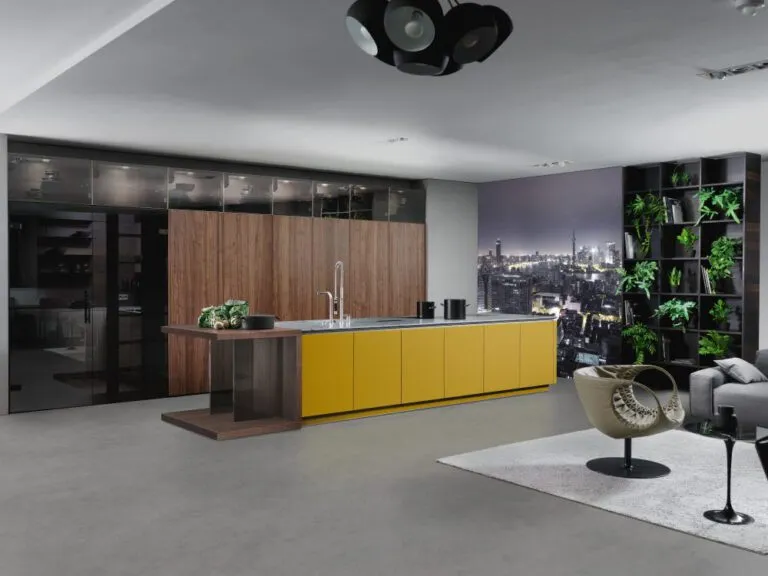 Intuo Designküche ELANO mit gelber Insel und Nussbaum-Hochschränken