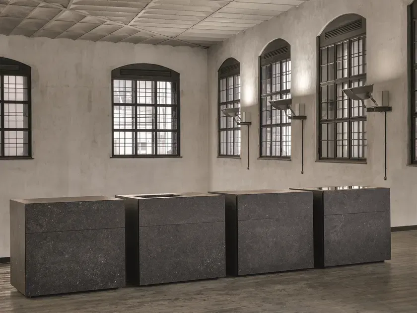 Steininger Betonküche ROCK als monolithische Inseln in einem Loft