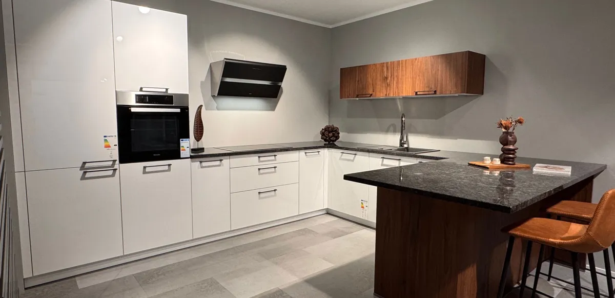 Weiße U-Küche mit Halbinsel und Holz-Oberschrank