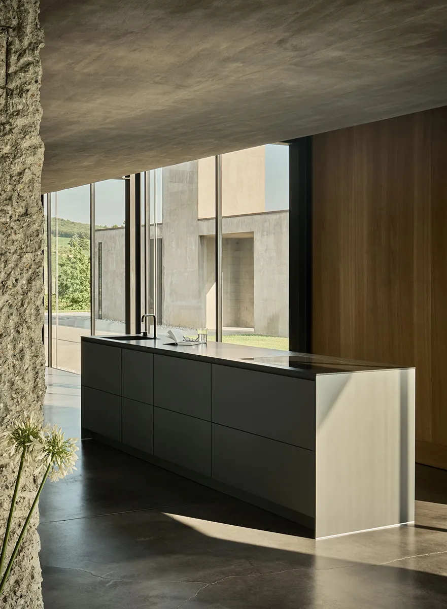 Poggenpohl +SEGMENTO grifflose Insel in einem Wohnraum mit Fensterfront