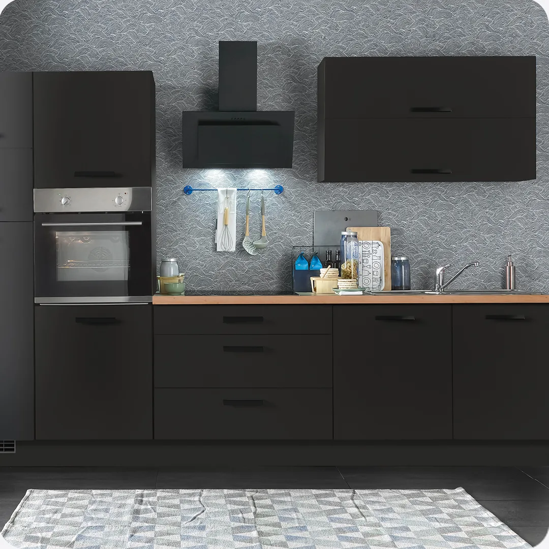 Schwarz-matte Küchenzeile mit Holz-Arbeitsplatte aus dem ROLLER Küchenplaner