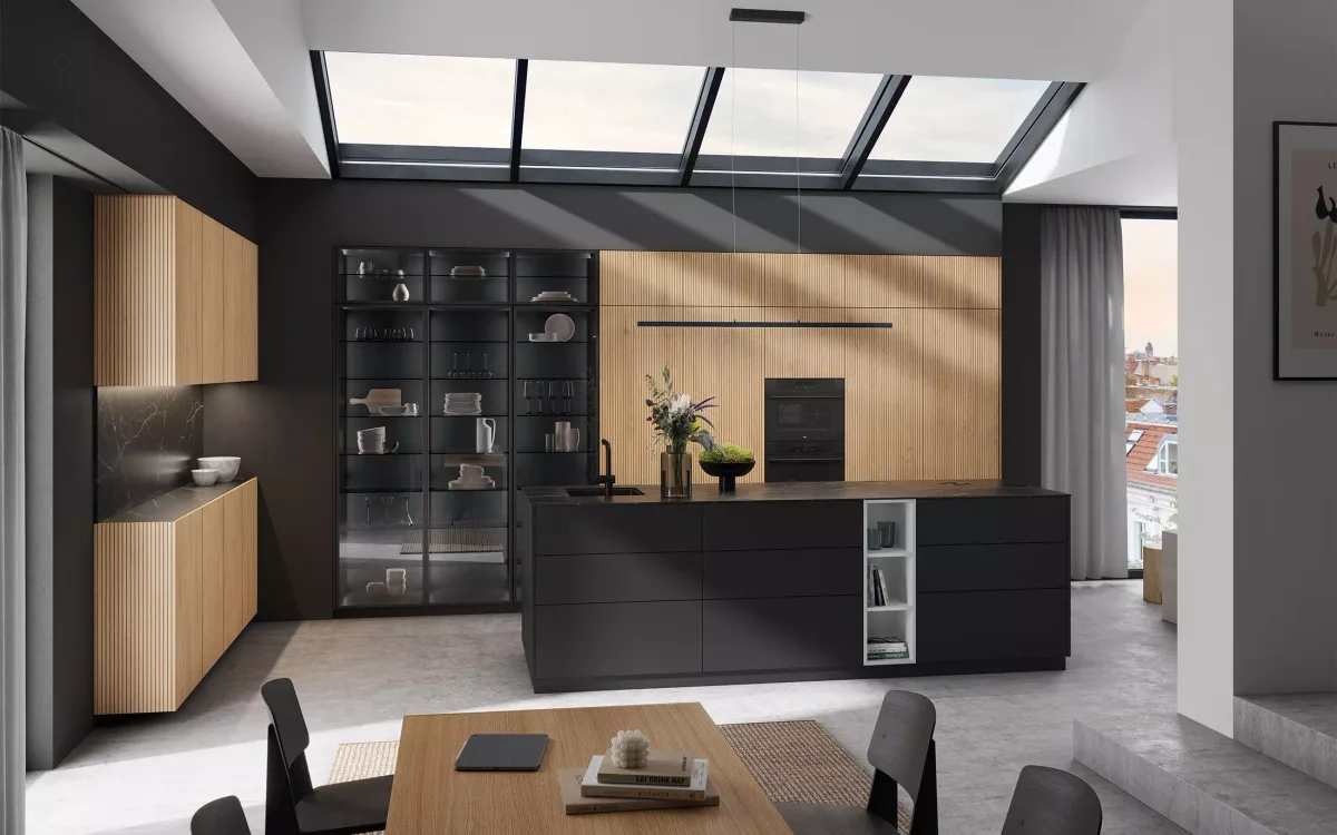 Rotpunkt Memory RI Front in Old Forest Oak, gerillte Echtholzfurnier-Optik kombiniert mit Zerox HPL XT in Black