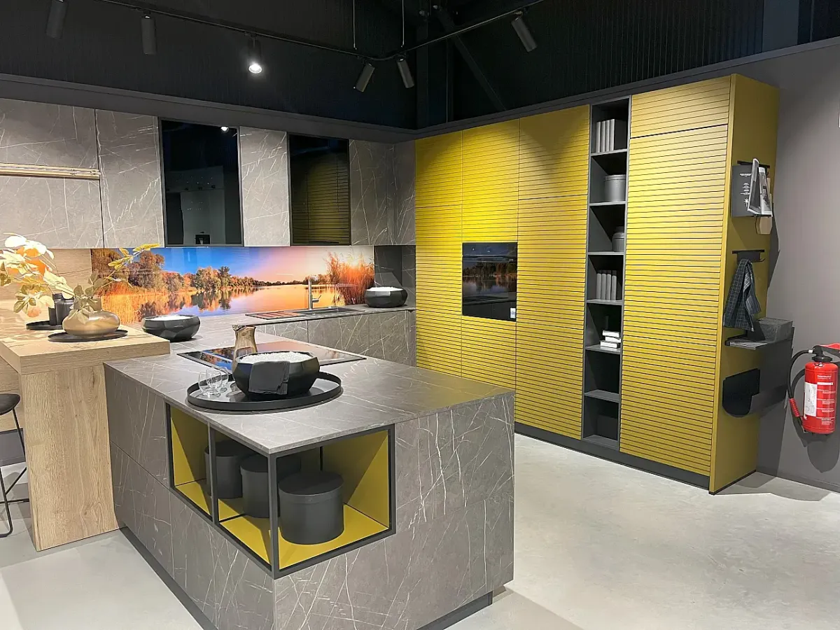 Schüller U-Küche in Marmoroptik mit farbigem Hochschrank