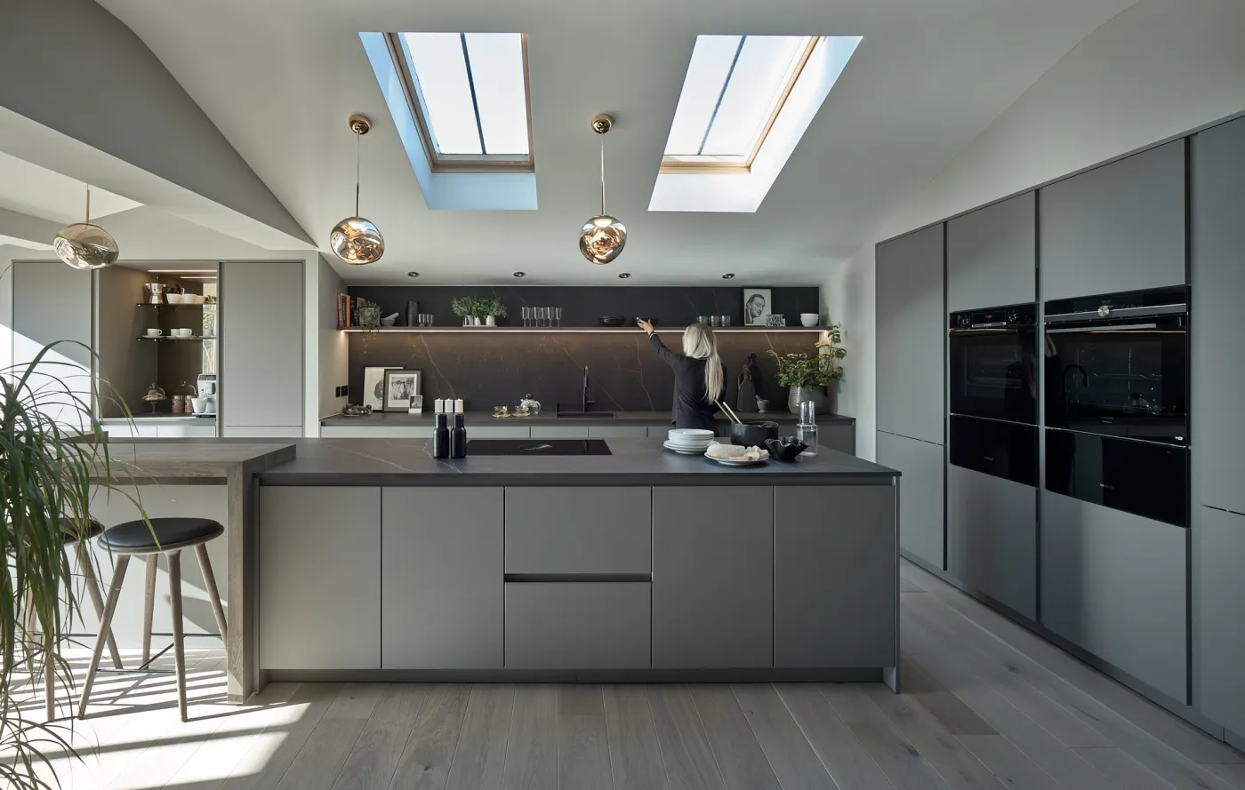 SieMatic Küche in Grau unter Dachfenstern