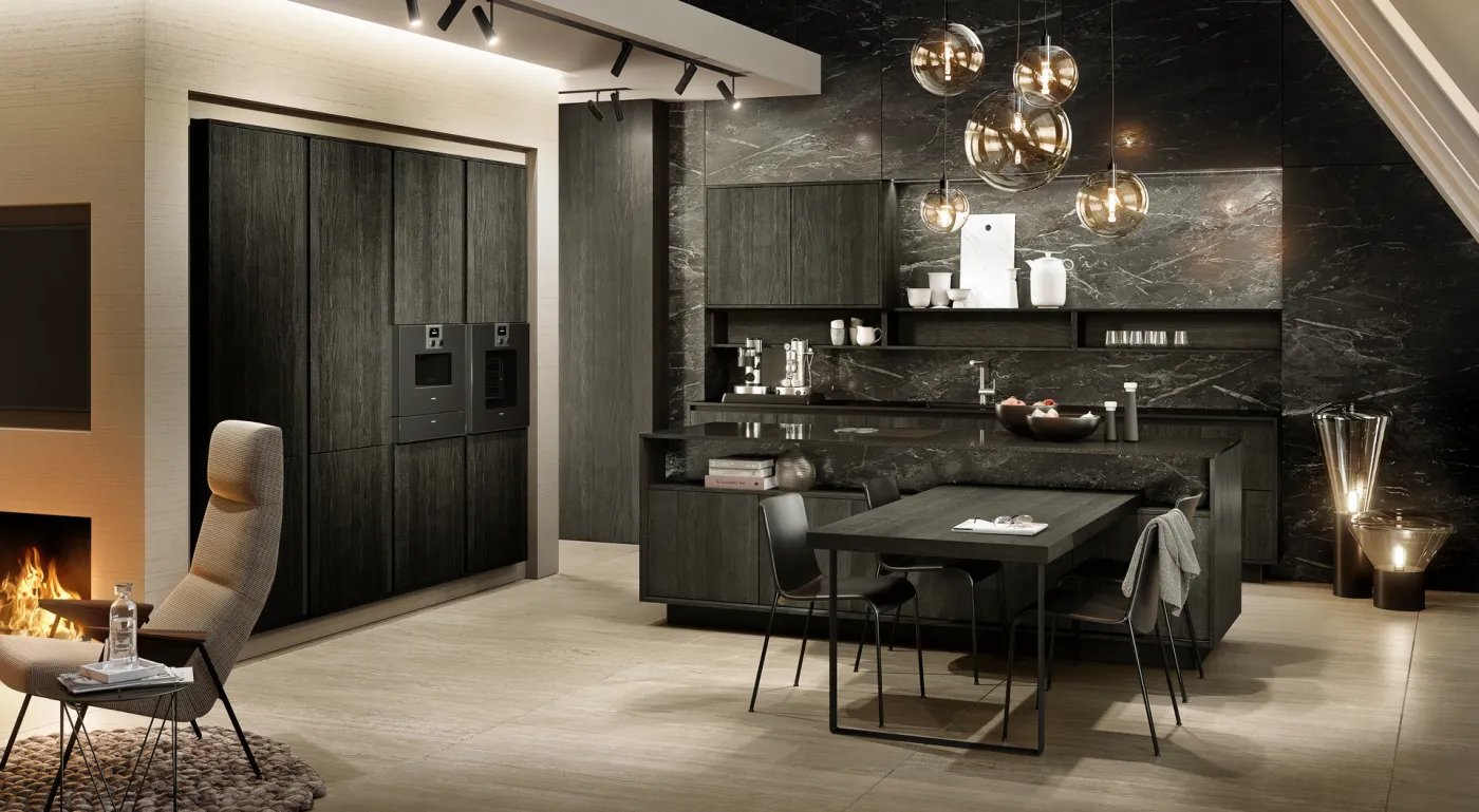 SieMatic PURE Küche mit dunklen Hochschränken