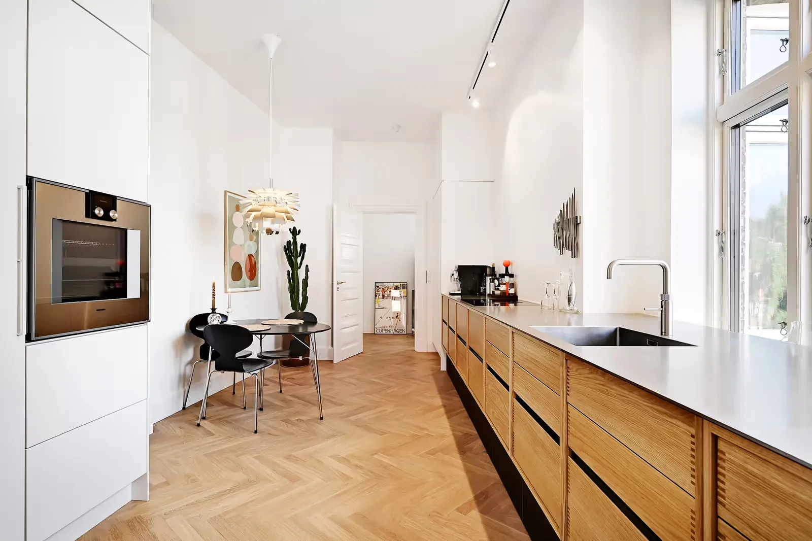 Uno Form Küche mit geriffelten Eichenfronten in Kopenhagener Altbau